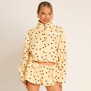 Set 2 Pezzi Personalizzato: Giacca Oversize a Collo Alto con Pois Gialli e Pantaloncini Puffball, Giacca Antivento Corta, Vendita all'Ingrosso OEM - Product Image 1