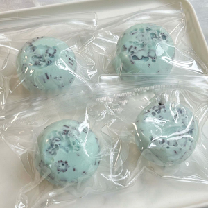 ของเล่นบีบคลายเครียดรูปทรงกลม TPR สีเขียวมิ้นท์ขนาด 6 ซม. ทำมือ สีดำ ของขวัญสร้างสรรค์สำหรับเด็กและผู้ใหญ่ พร้อมบรรยากาศเย็นสบาย - Product Image 2