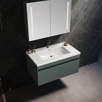 Meuble de salle de bain suspendu avec vasque intégrée en céramique blanche et miroir à bande LED verticale