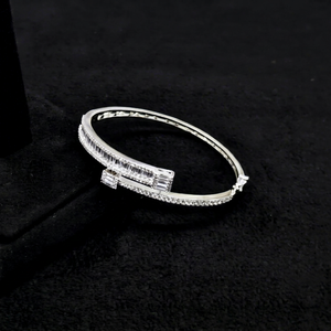 Bracelet classique en laiton plaqué rhodium avec zircon taille émeraude pour femme, bijou de mode pour soirée - Product Image 1