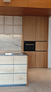 <span class=keywords><strong>Cocina</strong></span> Abierta Estilo <span class=keywords><strong>Bauhaus</strong></span>: Diseño Integrado con Gabinetes, Muebles Altos y Isla. - Product Image 5