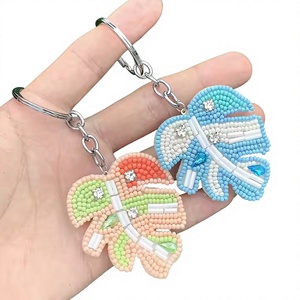 Porte-clés artisanal en perles et coquillages, ton or blanc, qualité supérieure, broderie fantaisie, accessoire décoratif pour mariage et fête, pour femme - Product Image 2