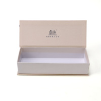 Boîte d'emballage en papier de carton magnétique de luxe en gros pour vêtements chaussettes logo personnalisé gaufrage fermeture magnétique portable