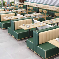 Ensemble de restaurant moderne, table carrée en bois clair, chaises en cuir vert et banquettes assorties pour café, mobilier de salon de thé