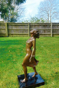 Tượng nữ bằng đồng đứng ngoài trời, kích thước thật, phong cách hiện đại truyền thống, được tùy chỉnh - Product Image 4