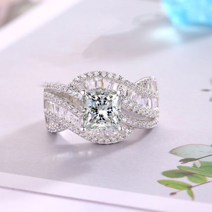 Anillo de Compromiso con Diamante Corte Princesa Q609, Oro Blanco, Color D Natural, Piedras Laterales Baguette, para Mujer - Product Image 6