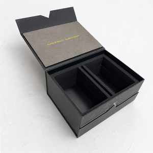 Montre pour homme avec cadran noir et bracelet en cuir, dans un coffret rigide haut de gamme avec logo en feuille d'or et fermeture magnétique - Product Image 5