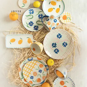 Joyye kustom dilukis tangan piring makan mangkuk set cangkir warna-warni di bawah bunga mengkilap dan pola kotak-kotak keramik set peralatan makan