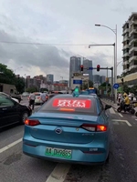 Écran transparent en verre LED intelligent GPS WIFI 4G à haute luminosité pour les vitres arrière des voitures en mouvement, pour les taxis
