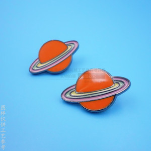 Pin de metal personalizado con diseño de Saturno esmaltado de 20 mm para bolsos, ropa y accesorios - Product Image 3