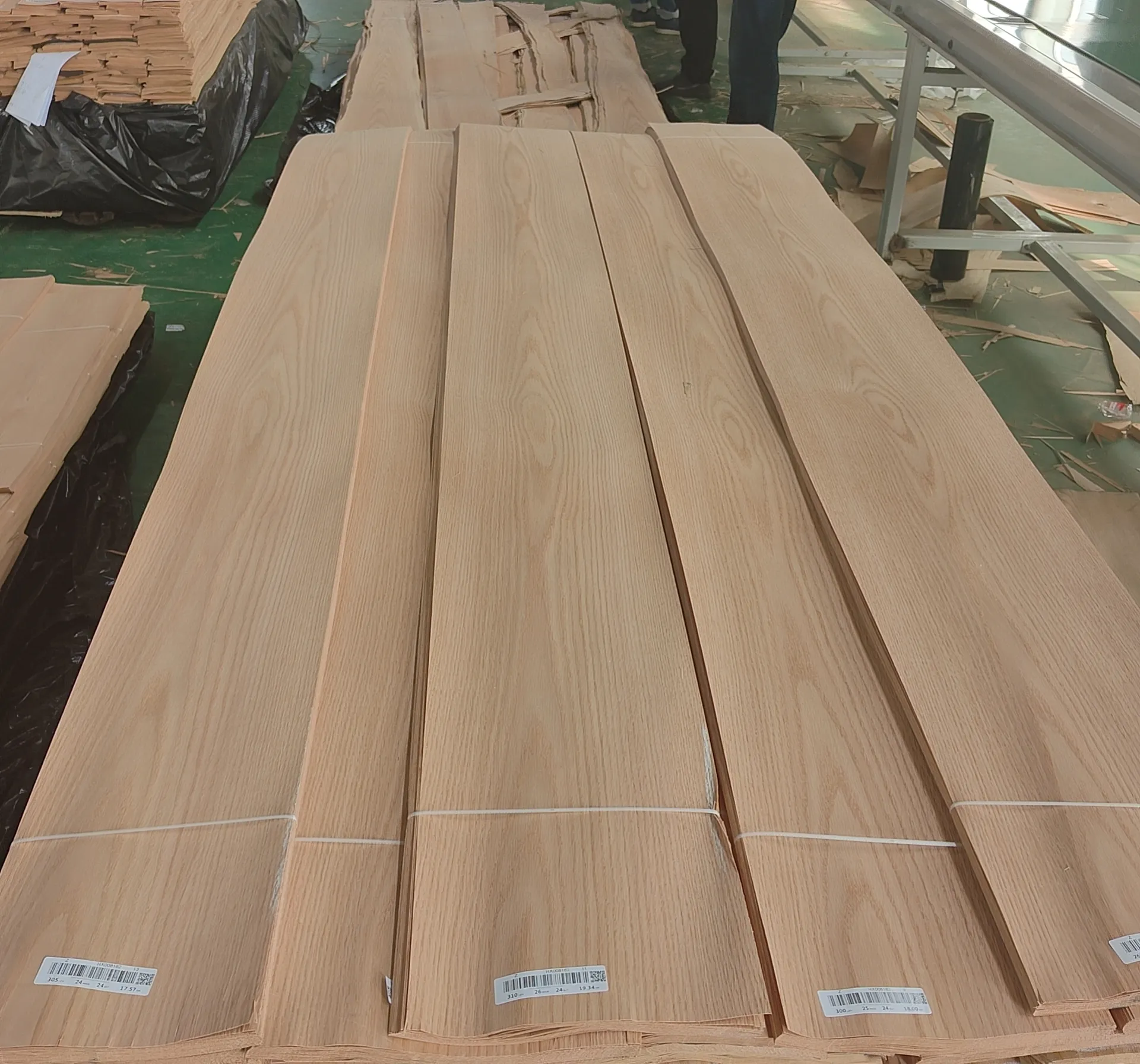 Wholesale natural Solid Natural wood veneer Mountain Grain Red Oak Veneer For Decorating panel Flooring Furniture