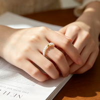 Damen Elastischer Ring mit Kleinen Kartoffelförmigen Weißen Natürlichen Süßwasserperlen und Kupfervergoldeten Abstandshaltern - Trendiger Vielseitiger Stil für den Alltag