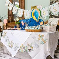 Ensemble de fête de baptême de style moderne 58 pièces, directement de l'usine, comprenant des spirales suspendues, un bannière « Dieu Bénisse », des ballons, des confettis et des décorations de centre de table