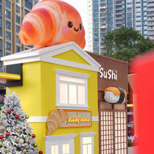 Sculpture gonflable imprimée de croissants, frites et sushis, fabriquée par une usine de structures gonflables pour centres commerciaux, festivals culinaires, expositions et événements en plein air - Product Image 1