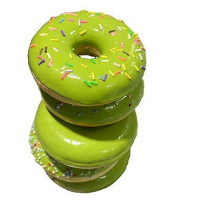 Donut Navideño de 4 Pulgadas, Color Matcha, con Mermelada de Pistacho, Modelo de Comida Artificial, Donuts de Chocolate, Nuez Verde, Azúcar, Frijol, Pan - Product Image 1