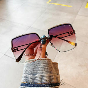 D4 00192 แว่นกันแดดขนาดใหญ่ทรงสี่เหลี่ยมครึ่งกรอบกรอบสีทอง UV400 น้ำหนักเบา ทุกเพศ สีเทา สีเงิน ผิวด้าน - Product Image 5