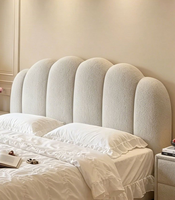 Cadre de lit double king size moderne et luxueux, rembourré en tissu, mobilier de chambre à coucher au design minimaliste pour maison et villa
