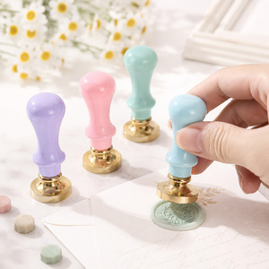 Ensemble de tampons à cire rétro avec manche en <span class=keywords><strong>bois</strong></span>, disponible en or, argent, bronze, or rose et plusieurs couleurs, pour usage de bureau - Product Image 4