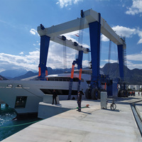 Grue à portique mobile électrique robuste pour le levage de yachts et de bateaux, 50-100 tonnes, moteur diesel, roulement à billes, cabine et télécommande