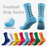 Chaussettes de football OEM en nylon et coton Chaussettes de football athlétiques à prise antidérapante avec logo au bas de conception personnalisée