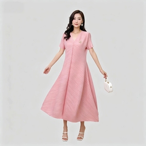 Venta al por mayor directa de fábrica: Vestido plisado con textura de chevron artístico, estilo Miyake, cuello en V, adelgazante diagonal, largo midi, <span class=keywords><strong>moda</strong></span> 2026 - Product Image 3