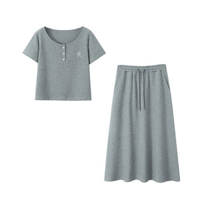 Ensemble haut à manches courtes et jupe midi pour femme Runqi, couleur unie, tricot respirant, taille plus, tenue décontractée - Product Image 1