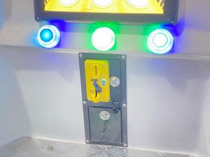 Venta al por mayor de fábrica: Columpio mecánico infantil con forma de coche espacial, máquina de juego para niños con pago dual (monedas y tarjeta) - Product Image 6