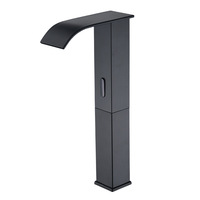 Vente en gros, fabrication automatique, capteur électronique infrarouge, robinet de lavabo à cascade, montage monotrou, finition noire chromée, céramique