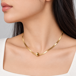Collar de Cadena Plana de Acero Inoxidable Chapado en Oro al Vacío con Cuentas Facetadas en el Centro y Cierre de Langosta Ajustable - Product Image 5