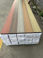 Panneau de terrasse en coextrusion composite à emboîtement en bois de teck foncé massif pour parcs et jardins extérieurs Design brossé moderne