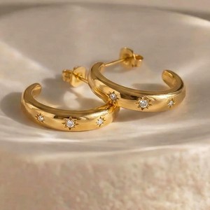 <span class=keywords><strong>Orecchini</strong></span> a Cerchio in Acciaio Inossidabile Placcati Oro 18K PVD Senza Nichel con Zirconi a Forma di C per Orecchie Sensibili - Product Image 1