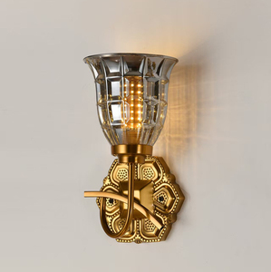 <span class=keywords><strong>Applique</strong></span> <span class=keywords><strong>da</strong></span> <span class=keywords><strong>Parete</strong></span> Moderna di Alta Qualità con Finitura Oro e Paralume in Vetro Grigio Fumé (B880-1W) - Product Image 5