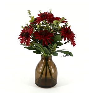 Bouquet de marguerites rouges au toucher réel avec feuillage vert dans un vase en verre ambré, marguerites artificielles pour la décoration intérieure toute l'année dans un style campagnard - Product Image 1