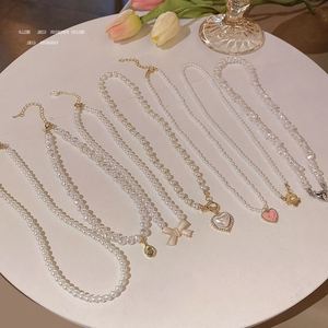 สร้อยคอโชคเกอร์ประดับมุกน้ำจืดธรรมชาติพร้อมจี้ตัวอักษรประดับเพชรซิคอนชุบทอง 18K สำหรับผู้หญิง - Product Image 3