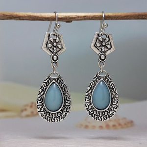 Orecchini Pendenti Boho con Luna Intagliata e Dettagli in Stile Opale, Design Vintage, Accessori di Moda per Donne - Product Image 1