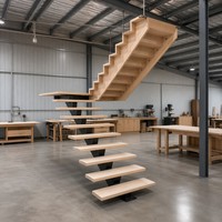 Escalier flottant moderne sur mesure en acier à poutre unique pour intérieur avec marches en bois massif