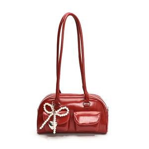 Sac à bandoulière en cuir PU style vintage avec nœud perlé et pendentif, idéal pour la mode féminine estivale 2025 - Product Image 3