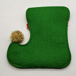 Calcetín navideño verde con pompón dorado, accesorio de disfraz de talla única para decoración navideña - Product Image 1