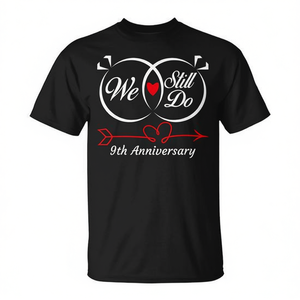 Camiseta de 9.º Aniversario para Parejas, 9 Años de Matrimonio, Idea 'Aún lo Hacemos'-Regalo Promocional Personalizable - Product Image 2