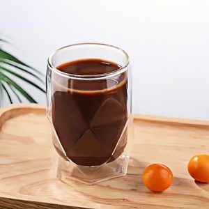 Bicchiere Isolante in Vetro Borosilicato a Doppia Parete con Motivo Natalizio Vittoriano, Taglio Diamante, Soffiato a Mano per Caffè - Product Image 1