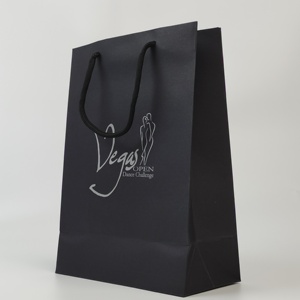 Bolsas de regalo de tamaño personalizado Embalaje de perfumes boutique de lujo Bolsa de papel de joyería pequeña de boda negra con asas - Product Image 5