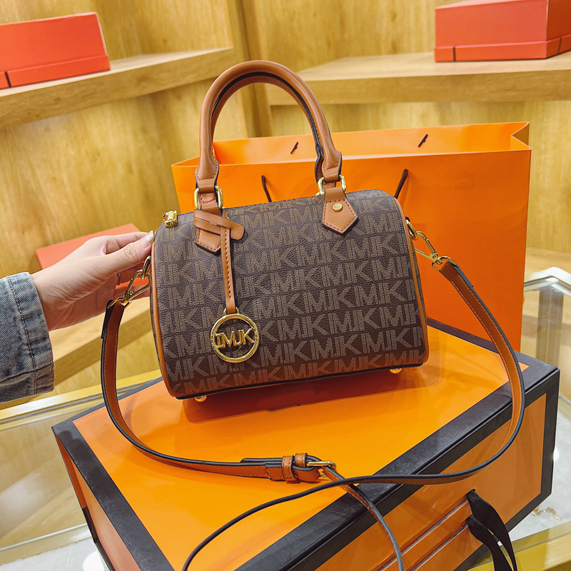 her lip to ノベルティClub Hers Boston Bag
