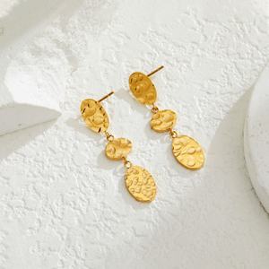 Modernos Conjuntos de Joyería de Acero Inoxidable Hipoalergénico con Baño de Oro PVD de 14k y 18k, Antideslustre, para Mujer (Pendientes y Pulsera) - Product Image 4