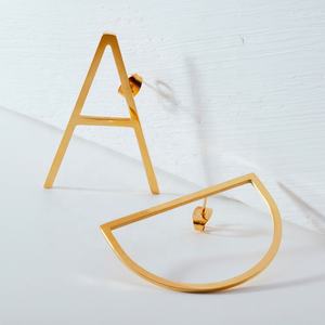 18k सोने चढ़ाना स्टेनलेस स्टील के गहने प्रारंभिक पत्र स्टड कान की बाली राजधानियों सोने के रंग एकल कान की बाली EEF1012 - Product Image 3