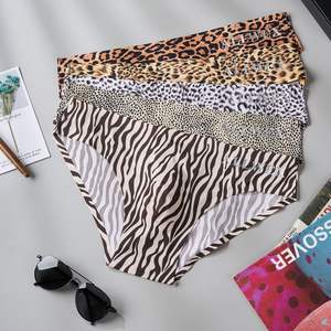 Mutande da <span class=keywords><strong>uomo</strong></span> con scritta a Bulge 3D stampate in seta di ghiaccio e <span class=keywords><strong>slip</strong></span> a vita con stampa leopardata - Product Image 1