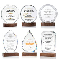Trophée en cristal sur base en bois massif avec logo gravé sur mesure pour récompenses et commémorations