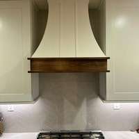 Cubierta de Campana Extractora de Pared de Madera Blanca Estilo Rústico Personalizada, Soporte de Campana Extractora de Madera Personalizado Estilo Chimenea - Product Image 3