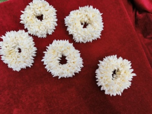 สร้อยข้อมืออินเดีย Ganey Ganaas ของขวัญเพื่อนเจ้าสาว gajra scrunchie วงผม Sangeet รอมฎอนดอกไม้ตกแต่ง - Product Image 4