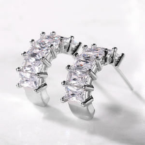 Pendientes Huggie de Oro Blanco con Cristales de Corte Esmeralda y Engaste de Garra, Joyería de Moda para Fiesta para Mujer, Estilo Clásico - Product Image 3