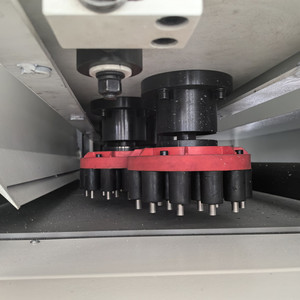 Máquina de Pulir, Desbastar y Desoxidar Chapas Metálicas de Acero Inoxidable de 1350 mm con Motor de 45.5 kW de Potencia y Alto Nivel de Seguridad - Product Image 6